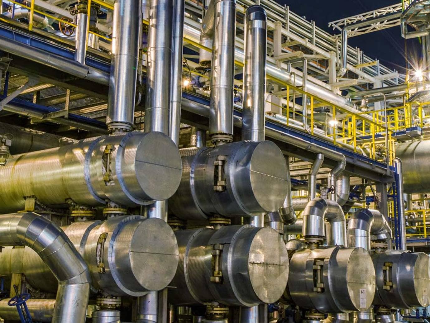 Industrial refrigeration pipes in an industrial space